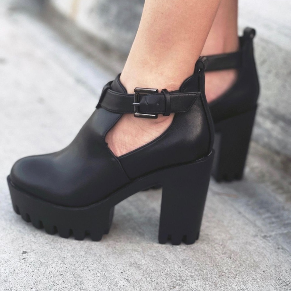 Black Chunky lug sole bootie - Picture 8 of 8